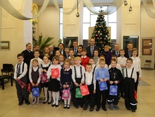 Руководство ООО "Газпром трансгаз Москва" и дети из Истринской школы-интернат для слабослышащих