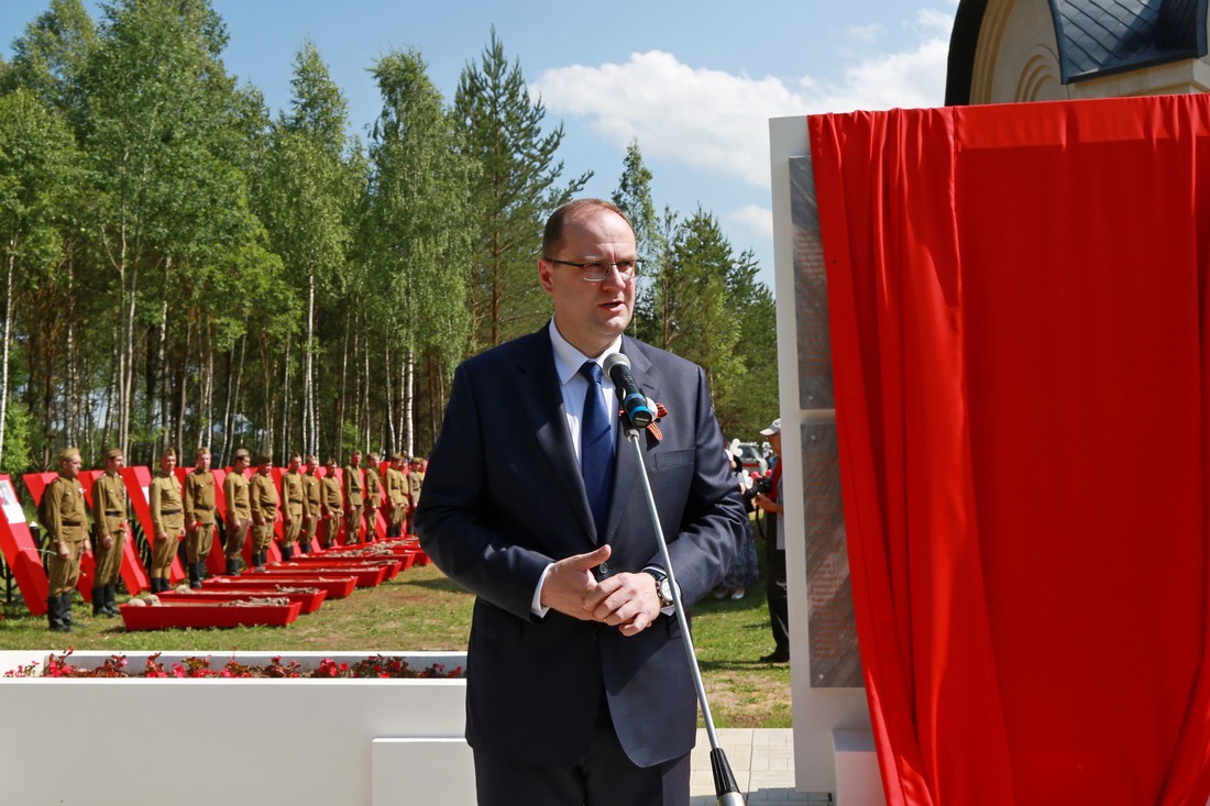 Александр Бабаков открывает стелу с именами 600 погибших воинов