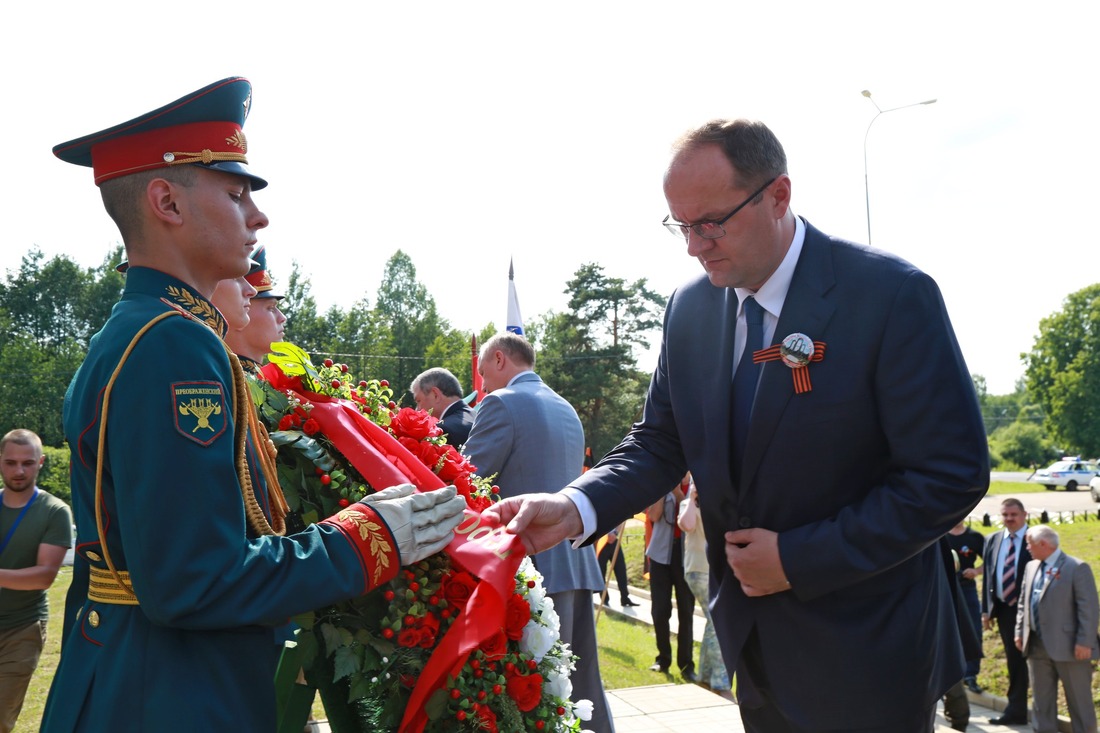 Александр Бабаков на церемонии возложения венков к памятнику