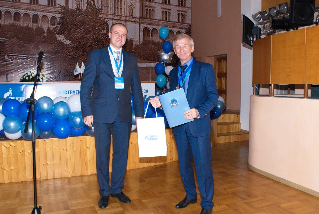 Преподаватель Учебно-производственного центра ООО "Газпром трансгаз Москва" Анатлий Бацких (слева) получает награду за второе место