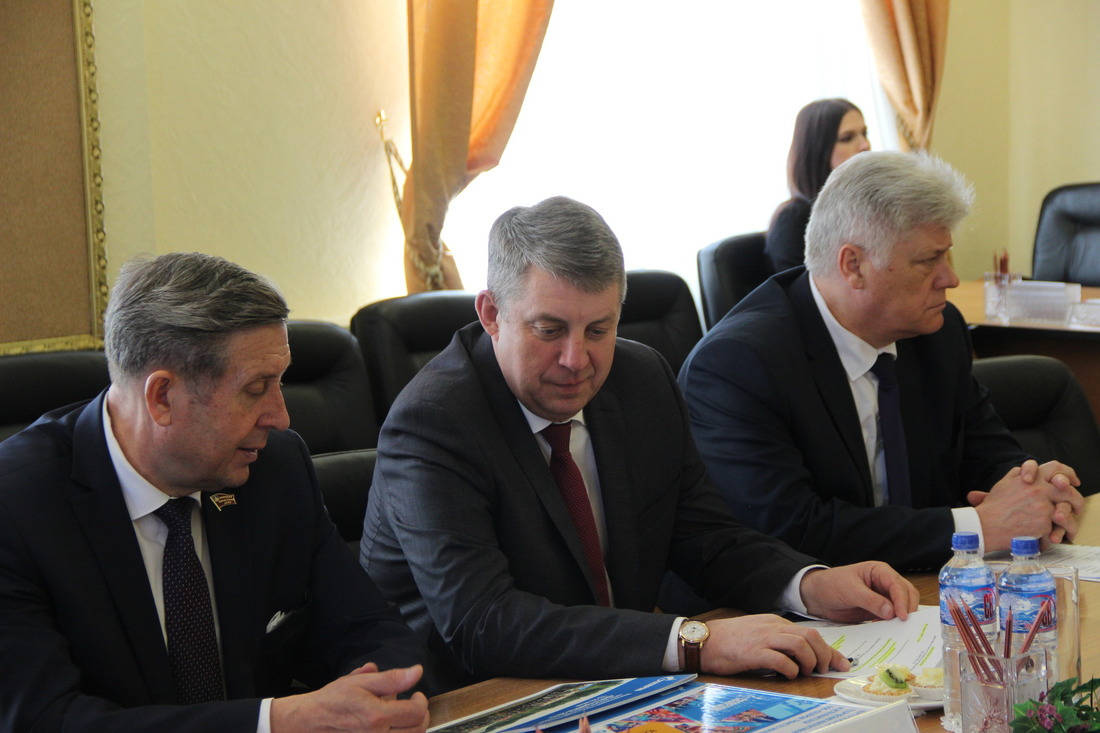 Губернатор Брянской области Александр Богомаз (в центре), заместитель губернатора Брянской области Александр Жигунов (справа)