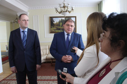 Губернатор Орловской области Вадим Потомский (справа) и Александр Бабаков отвечают на вопросы журналистов