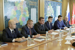Губернатор Тульской области Алексей Дюмин (третий слева)