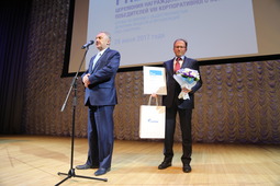 Начальник Департамента ПАО «Газпром» Александр Беспалов (справа) вручил награду Константину Мисяутову (справа)