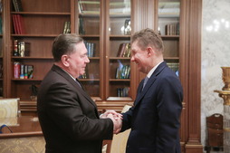 Губернатор Курской области Александр Михайлов (слева), Председатель Правления ПАО "Газпром" Алексей Миллер