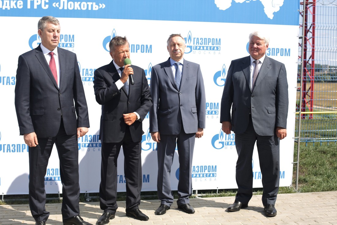 заместитель Председателя Правления ПАО «Газпром» Валерий Голубев (справа)