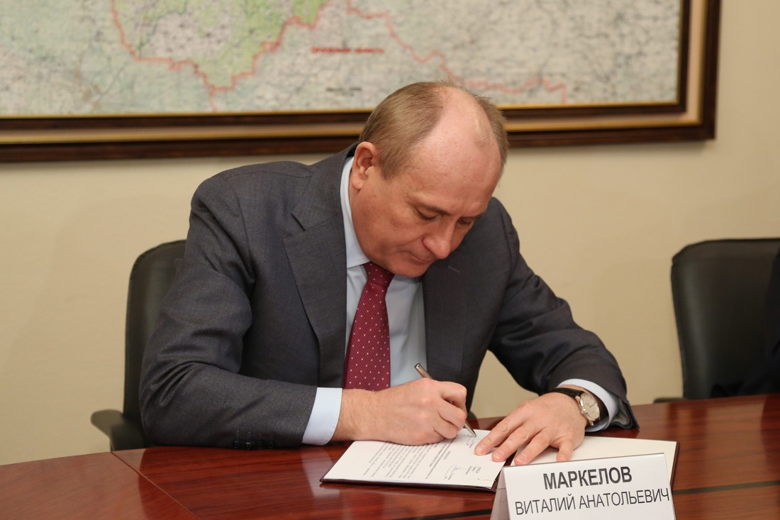 Виталий Маркелов подписывает дорожную карту