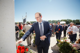 Генеральный директор ООО "Газпром трансгаз Москва" Александр Бабаков возлагает цветы к Звоннице.