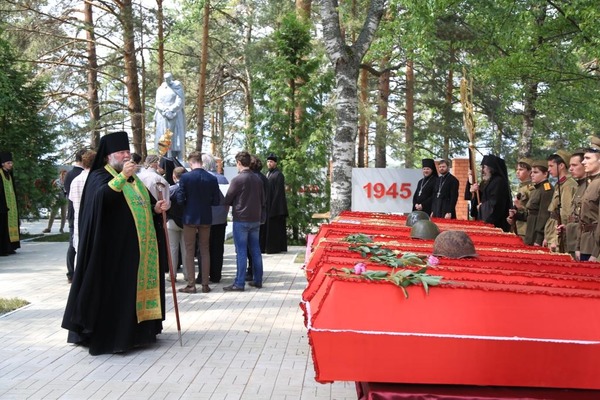 Церемония перезахоронения останков советских солдат,поднятых в рамках патриотической акции «Вахта Памяти — 2015», Осташковский район Тверской области, озеро Селигер.