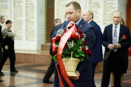 Церемония возложения цветов к монументу "Солдат Победы" в Зале Славы