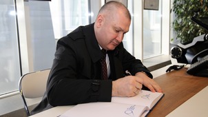 Руководитель Центрального управления Ростехнадзора Евгений Тюменцев делает запись в книге почетных гостей Музея