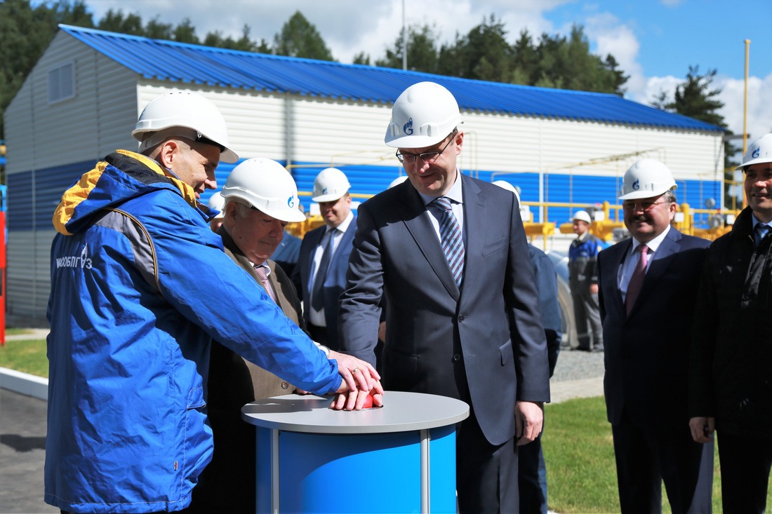 Нажатие клавиши «пуск», символизирующее завершение очередного этапа реализации программы по повышению надежности газотранспортной системы московского промышленного узла