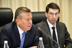 Виктор Зубков и Полномочный представитель Президента РФ в Центральном федеральном округе Игорь Щеголев во время совещания