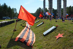 Митинг у мемориала павшим воинам в годы Великой Отечественной войны в д. Барсуки Калужской области