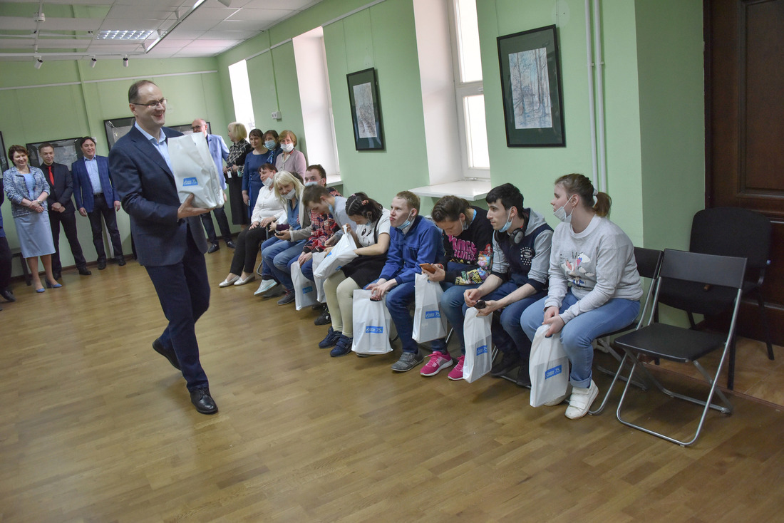 Генеральный директор ООО «Газпром трансгаз Москва» Александр Бабаков и заместители поздравили детей с пасхальными праздниками и вручили памятные сувениры