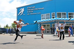 Компания «Газпром трансгаз Москва» в рамках программы «Газпром —детям» построила и открыла в июне 2016 года крытый тренировочный каток с искусственным льдом имени Анатолия Ионова, знаменитого хоккеиста сборной СССР, олимпийского чемпиона игр в Гренобле, в 1968 году.