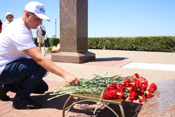 Работник Белгородского ЛПУМГ возлагает цветы