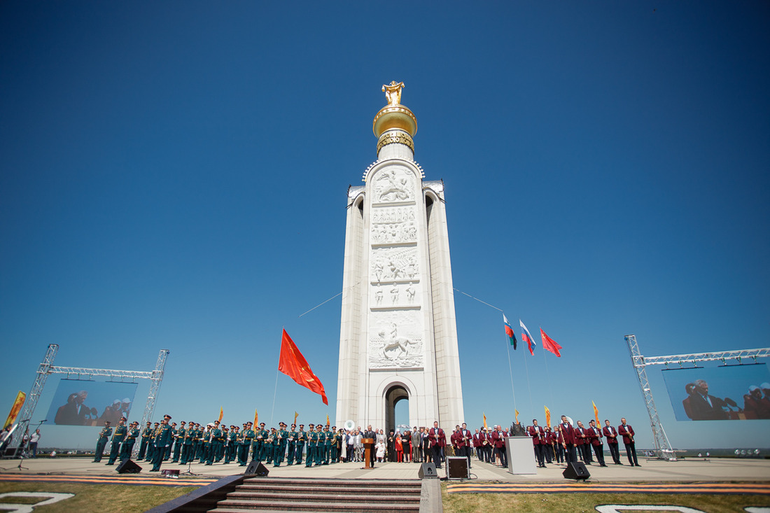 Митинг возле памятника Победы — Звонницы.