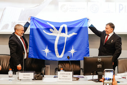 Глава Звездного Городка Евгений Баришевский вручает команде «НАШИ» звездный космический флаг, с которым им предстоит выйти на лед в первом матче проекта.