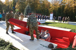 Церемония перезахоронения останков советских воинов, погибших в годы Великой Отечественной войны, обнаруженных в ходе поисковых работ военно-патриотической акции «Вахта памяти»