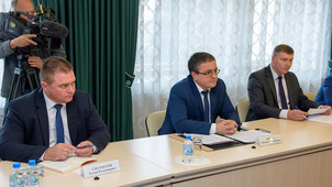 Первый заместитель губернатора Калужской области Дмитрий Денисов (в центре)