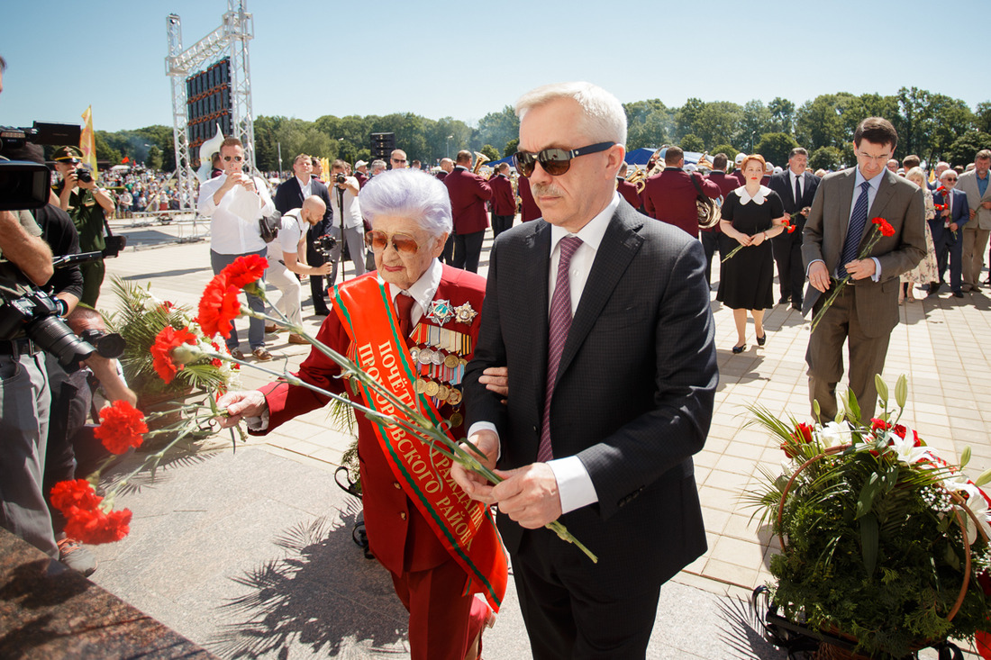Губернатор Белгородской области Евгений Савченко и председатель совета ветеранов 95-й гвардейской стрелковой дивизии Мария Рохлина возлагают цветы к Звоннице.