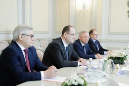 Делегация ООО "Газпром трансгаз Москва" во главе с генеральным директором Александром Бабаковым (второй слева)