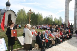 Торжественный митинг, посвященном 70-летию Победы в Великой Отечественной войне в деревне Барсуки Мосальского района Калужской области.