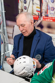 Участник суперсерии СССР-Канада 1972 года, многократный чемпион мира, Европы и СССР Вячеслав Анисин на автограф-сессии. Фото Александра Гуляева.