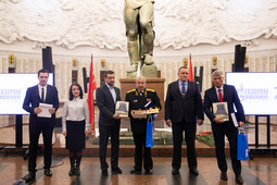 От молодых специалистов Общества в дар Музею Победы и Посольству Республики Сербия были переданы экземпляр книги «93 дня битвы за Москву»