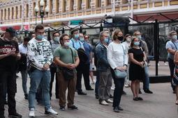 Первые посетители фотовыставки «От истоков газовых потоков» на улице Арбат, г. Москва, 01 июля 2021 год.