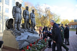 Торжественная церемония открытия памятника экипажу танка Т-34 в Могилевском сквере Тулы