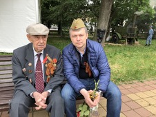Ветеран Великой Отечественной войны Иван Иванович Дзюба (слева) и 
участник проекта Дмитрий Дзюба (справа)