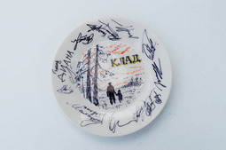 Тарелка с автографами съёмочной группы, разбиваемая о штатив после первого удачного дубля.