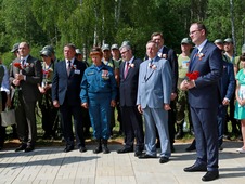 Церемония перезахоронения на Барсуках. Александр Бабаков (справа), Александр Беглов (в центре), Анатолий Артамонов